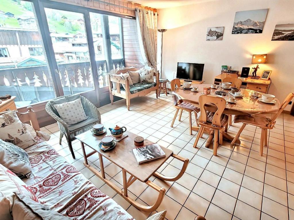 un salon avec une table et une salle à manger dans l'établissement Appartement 3 pièces au centre des Gets, balcon, proche pistes, commerces et restaurants, 5 pers. - FR-1-598-73, aux Gets