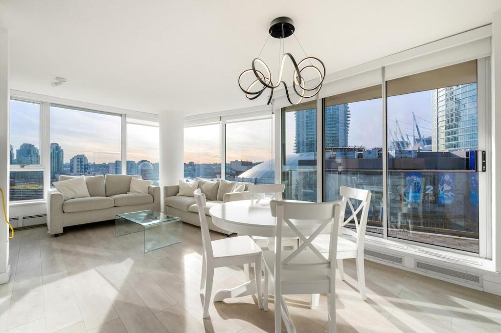 Χώρος καθιστικού στο Bright 3BR Downtown Vancouver Condo w Pool & Gym