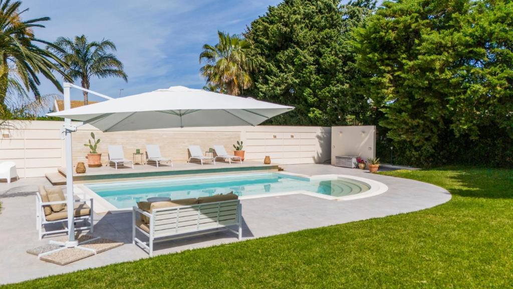 The swimming pool at or close to Villa Vulcano