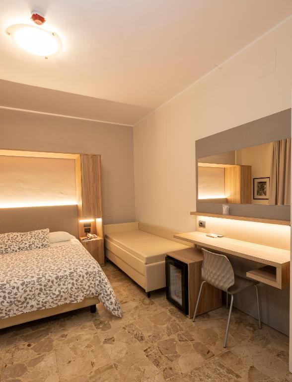 A bed or beds in a room at Hotel La Rotonda