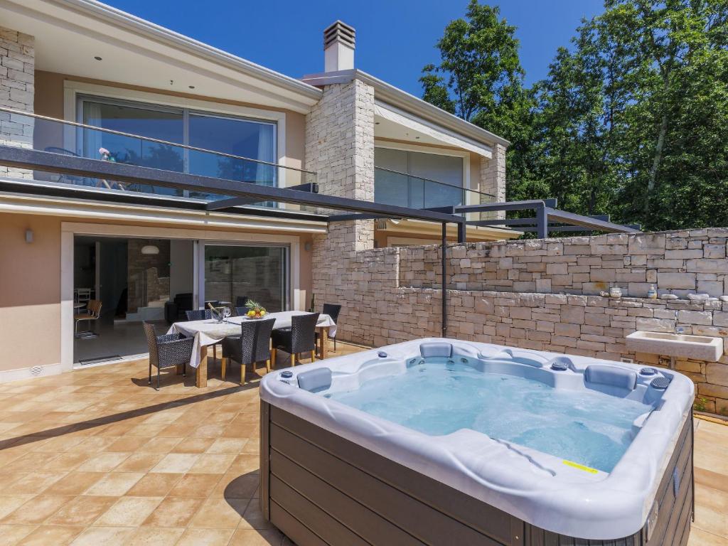 Hồ bơi trong/gần House Krnic 2