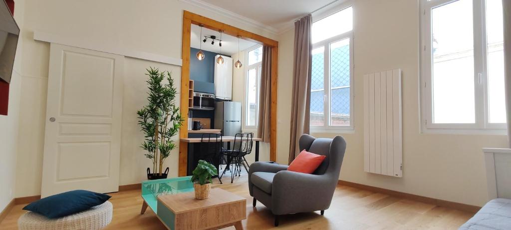 un salon avec une chaise et une table dans l'établissement Studio Confortable Sirius Centre Ville Rouen, à Rouen