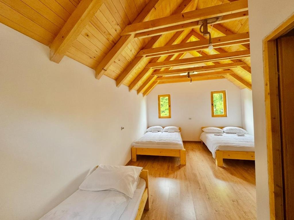 Postel nebo postele na pokoji v ubytování Rafting Kamp Mačak