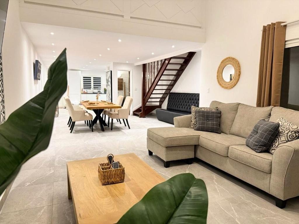 uma sala de estar com um sofá e uma mesa em Beach Retreat on Front Street em Philipsburg