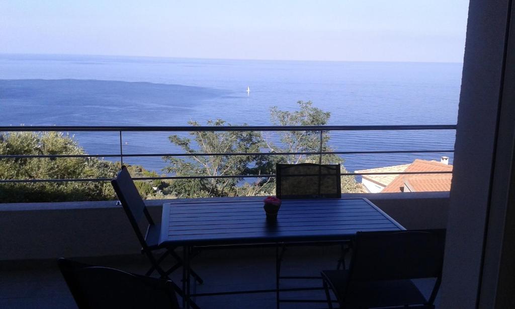- une table sur un balcon avec vue sur l'océan dans l'établissement T3 vue Mer, à San-Martino-di-Lota