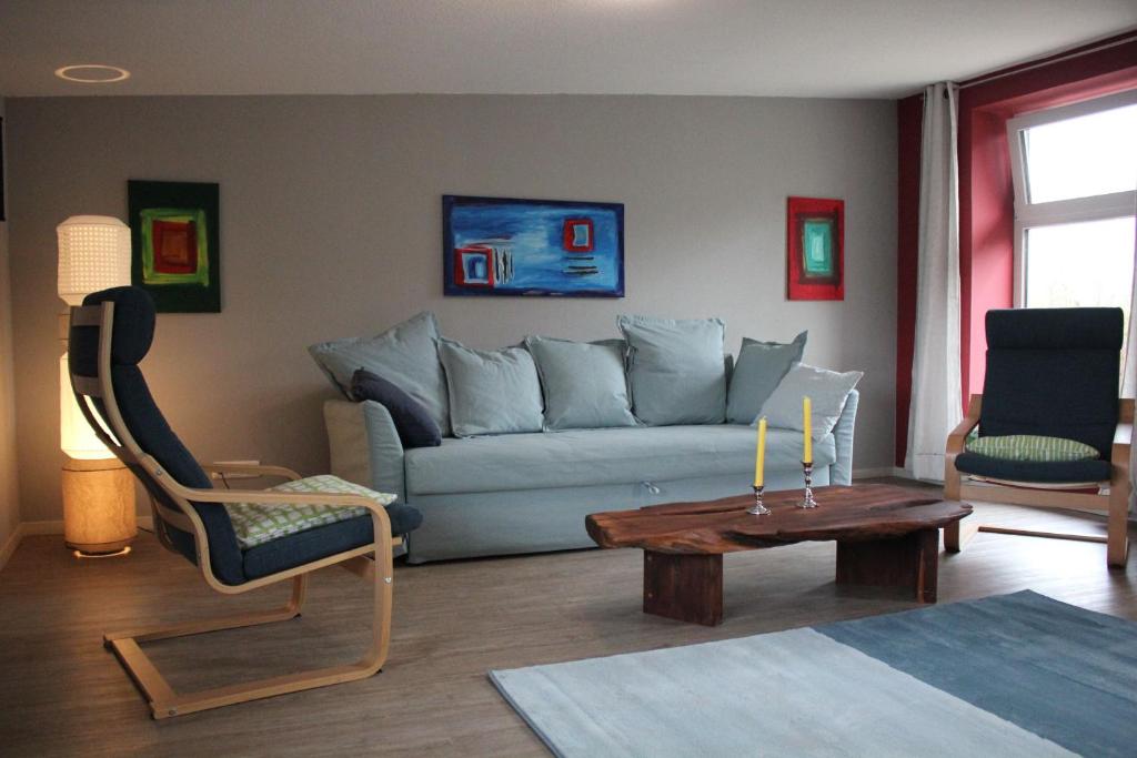 sala de estar con sofá y mesa con velas en Ferienhaus Waldrand In Ascheffel, en Hütten