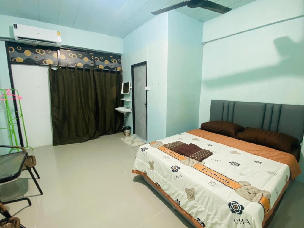 Postel nebo postele na pokoji v ubytování Walking Street Pattaya Beach Room Lodge by Goad Avadhess Hospitality