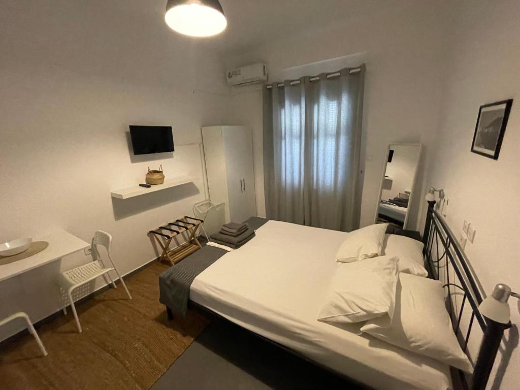 Postel nebo postele na pokoji v ubytování Spanos Studios - Panteli