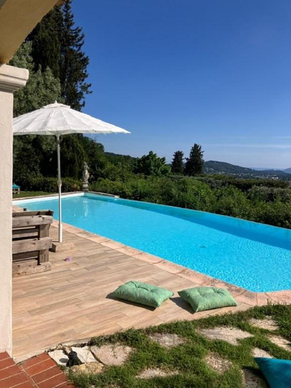 - une grande piscine avec parasol et sidx sidx sidx dans l'établissement Vue Imprenable à Grasse Plascassier, à Grasse