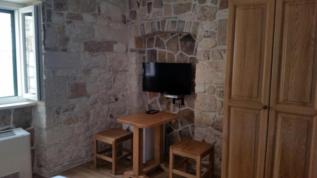 Televízia a/alebo spoločenská miestnosť v ubytovaní Guest house Jere Old Town