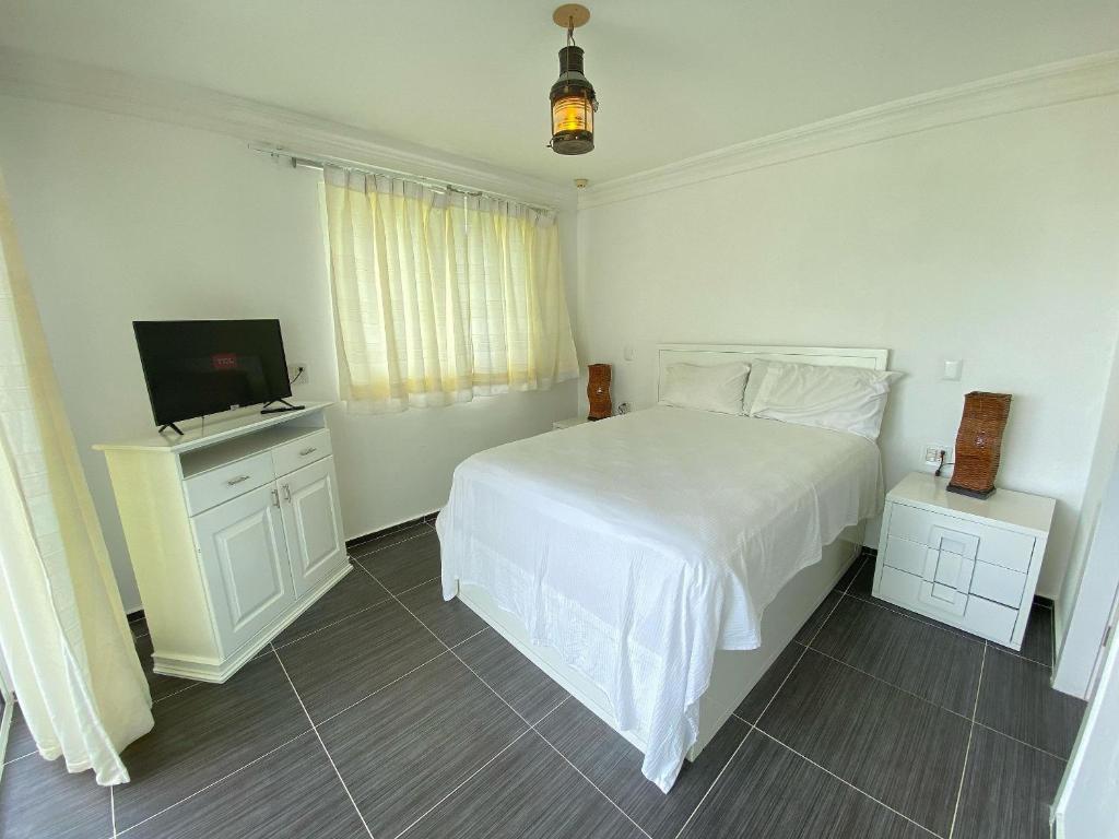 Postel nebo postele na pokoji v ubytování Spacious Oceanfront XII-201