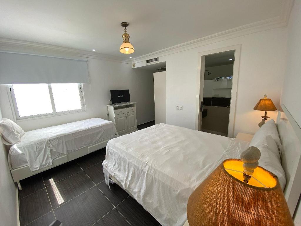 Postel nebo postele na pokoji v ubytování Spacious Oceanfront XII-201