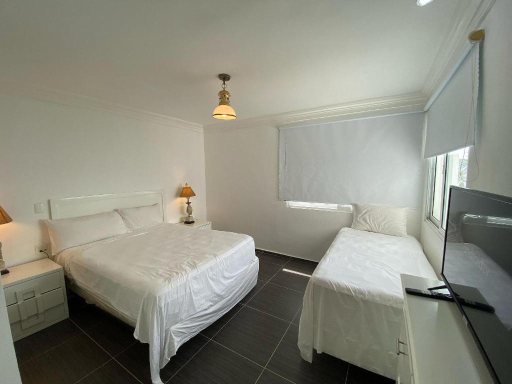 Postel nebo postele na pokoji v ubytování Spacious Oceanfront XII-201