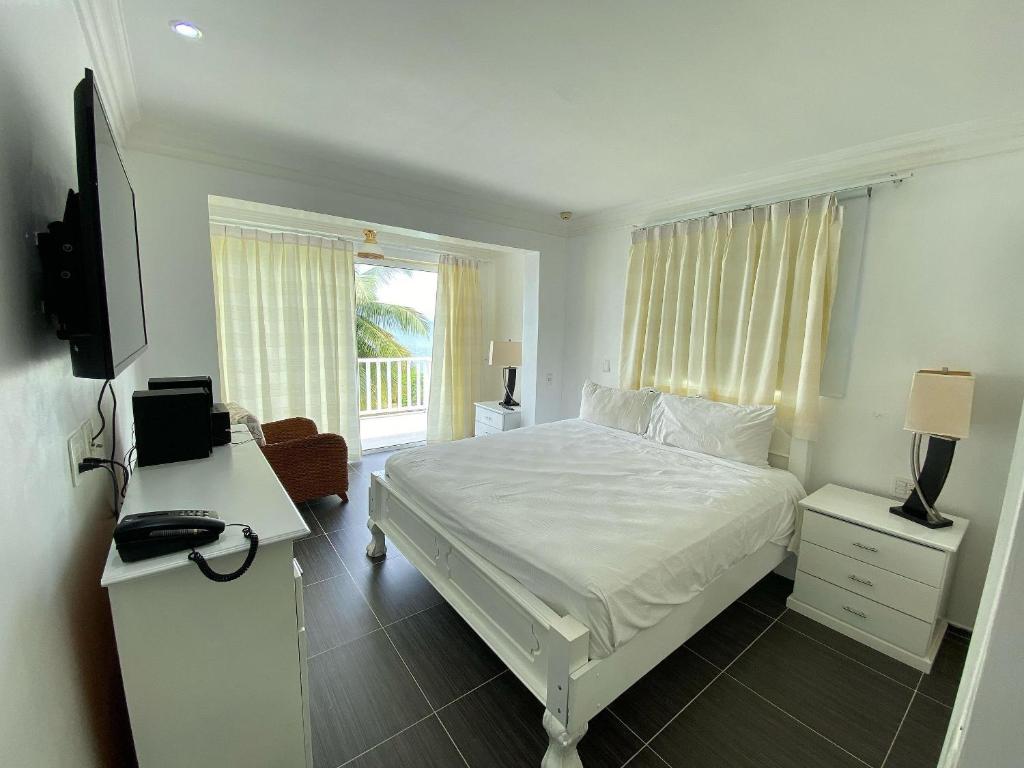 TV a/nebo společenská místnost v ubytování Spacious Oceanfront XII-201