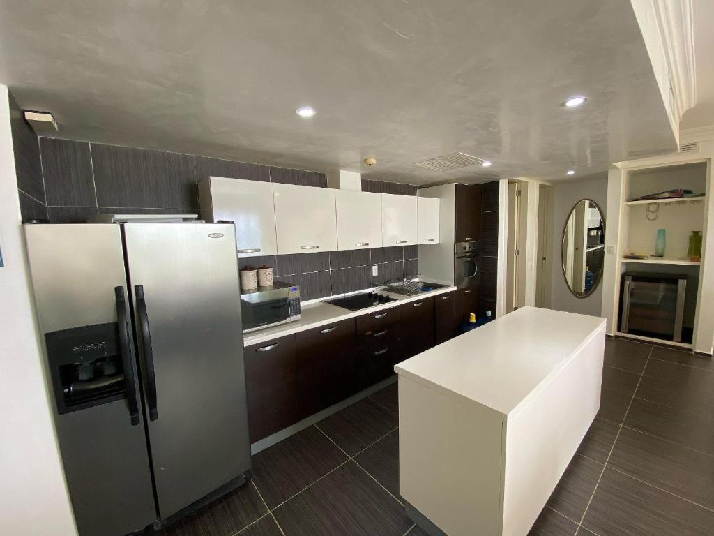 Kuchyň nebo kuchyňský kout v ubytování Spacious Oceanfront XII-201