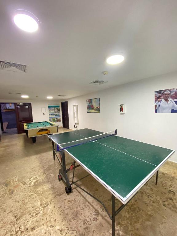 Stolní tenis v ubytování Spacious Oceanfront XII-201 nebo okolí
