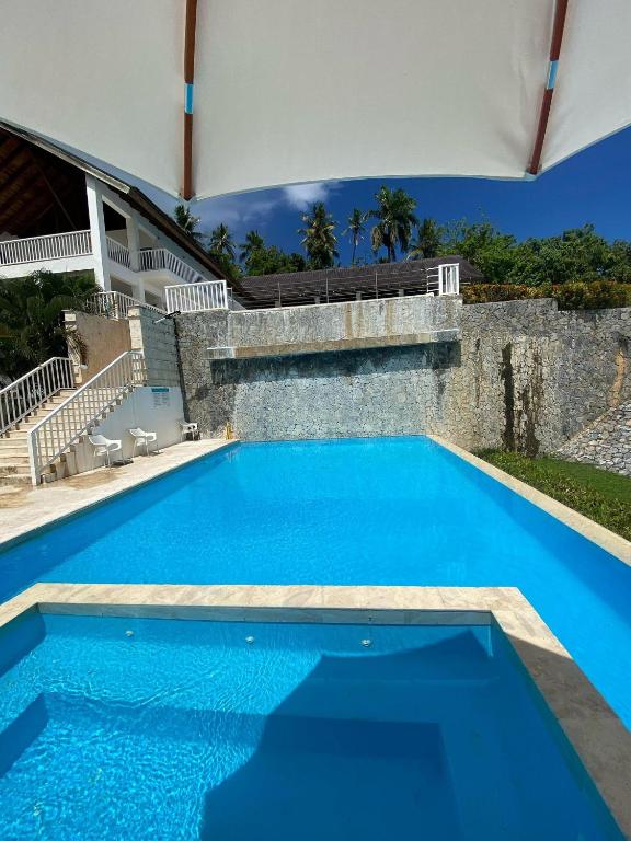 Bazén v ubytování Spacious Oceanfront XII-201 nebo v jeho okolí