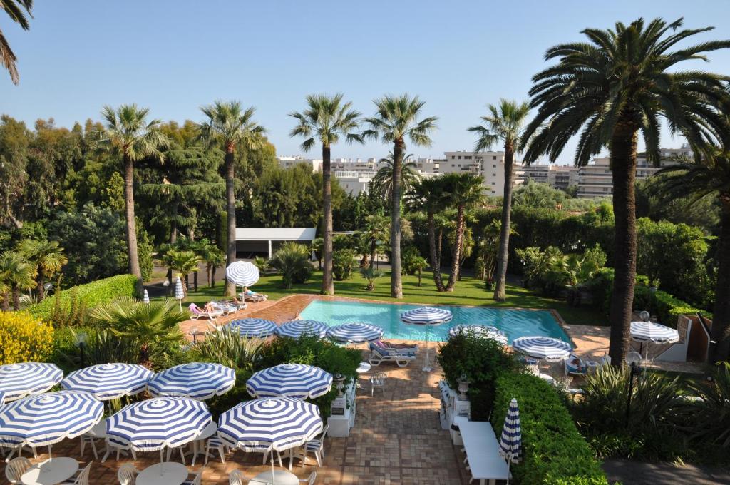 Bazén v ubytování Hotel des Mimosas nebo v jeho okolí