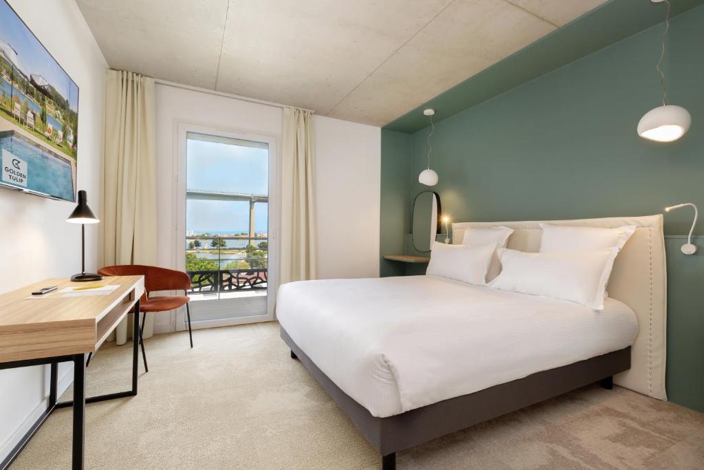 Ένα ή περισσότερα κρεβάτια σε δωμάτιο στο Golden Tulip Hotel & Rooftop Martigues Provence