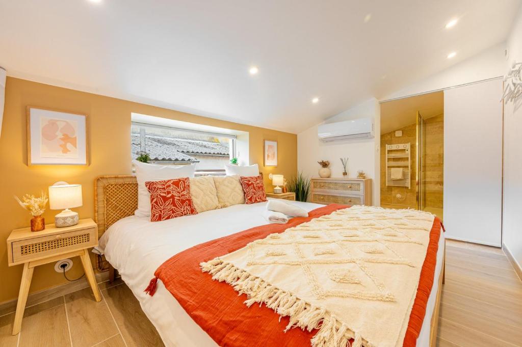 une chambre avec un grand lit et une fenêtre dans l'établissement L'écrin de la Seine, à Andrésy