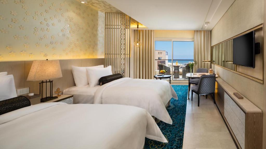 Postel nebo postele na pokoji v ubytování Kempinski Summerland Hotel & Resort Beirut