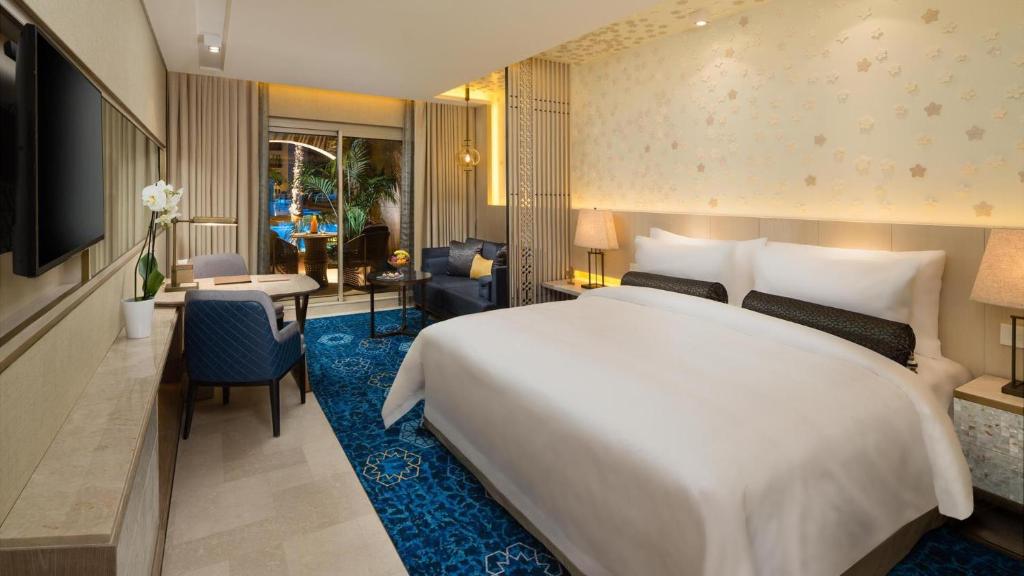 Postel nebo postele na pokoji v ubytování Kempinski Summerland Hotel & Resort Beirut