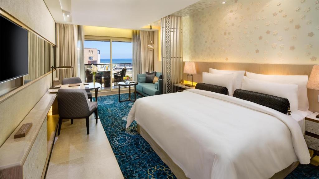 Postel nebo postele na pokoji v ubytování Kempinski Summerland Hotel & Resort Beirut