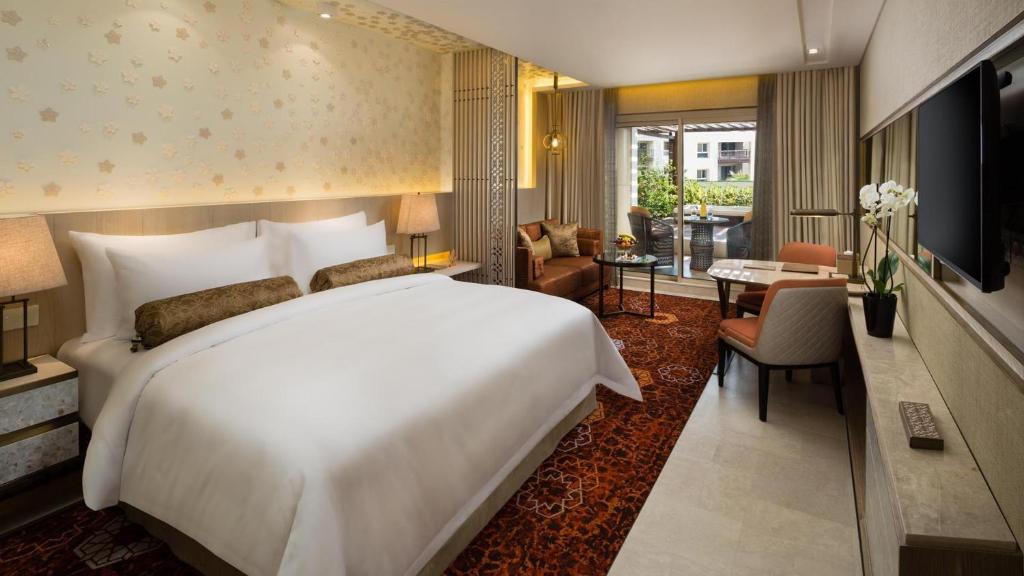 Postel nebo postele na pokoji v ubytování Kempinski Summerland Hotel & Resort Beirut