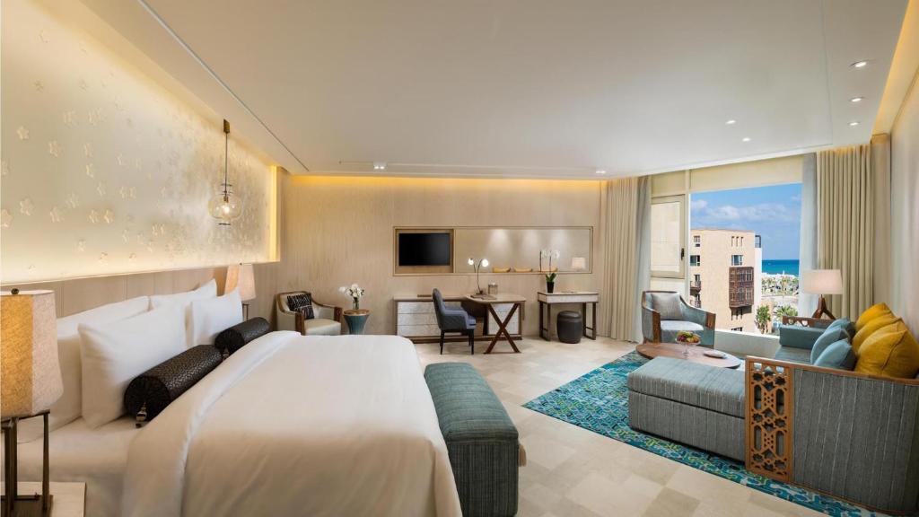 Postel nebo postele na pokoji v ubytování Kempinski Summerland Hotel & Resort Beirut