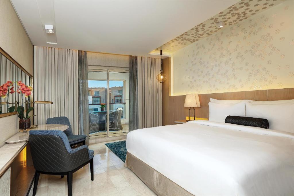 Postel nebo postele na pokoji v ubytování Kempinski Summerland Hotel & Resort Beirut