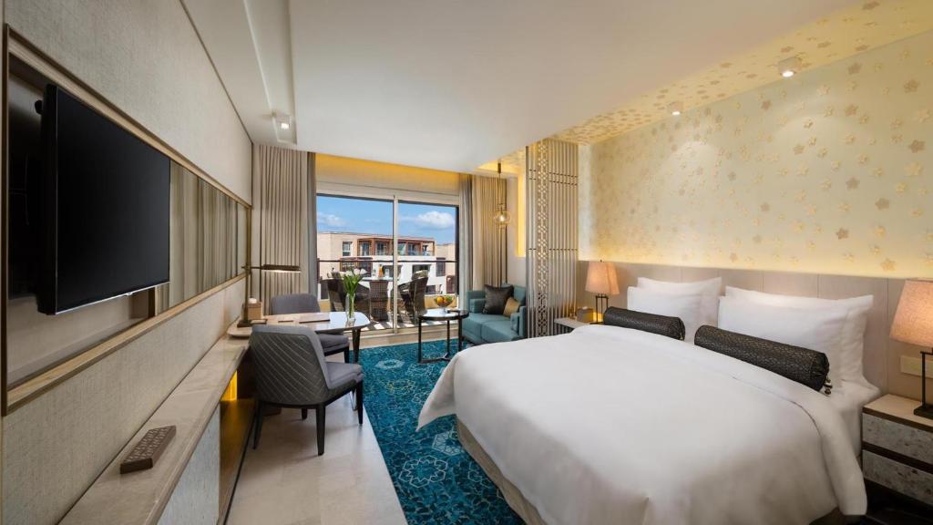Postel nebo postele na pokoji v ubytování Kempinski Summerland Hotel & Resort Beirut
