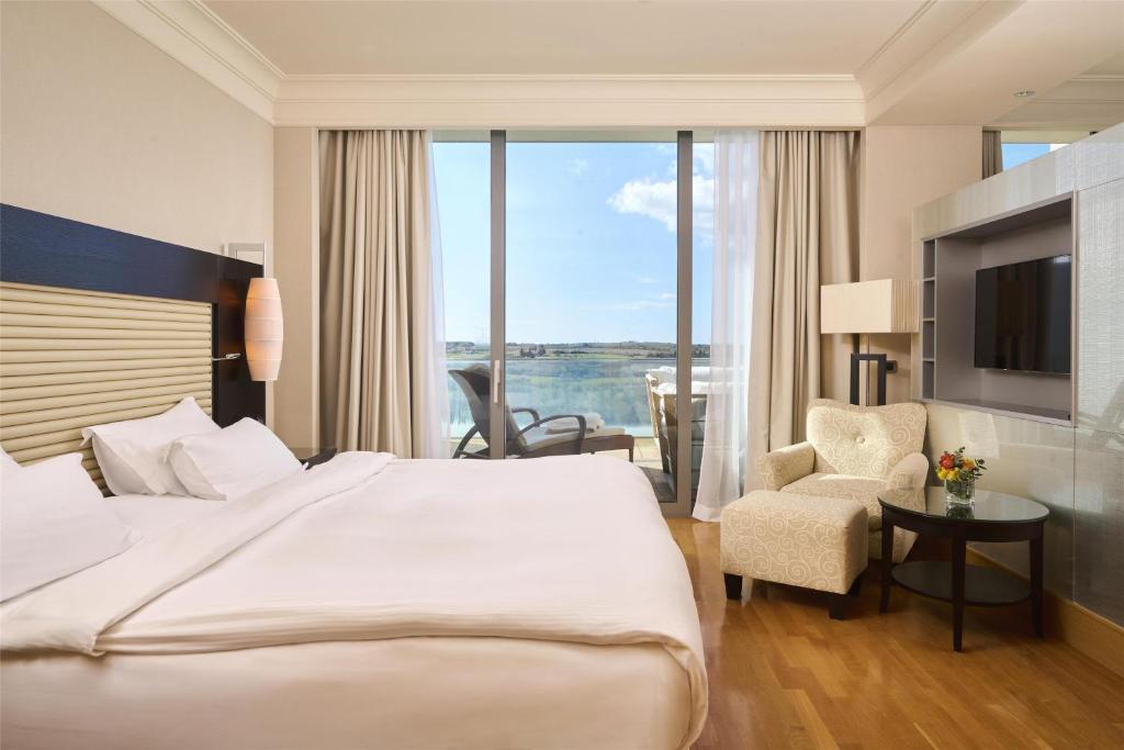 Postel nebo postele na pokoji v ubytování Kempinski Hotel Adriatic Istria Croatia