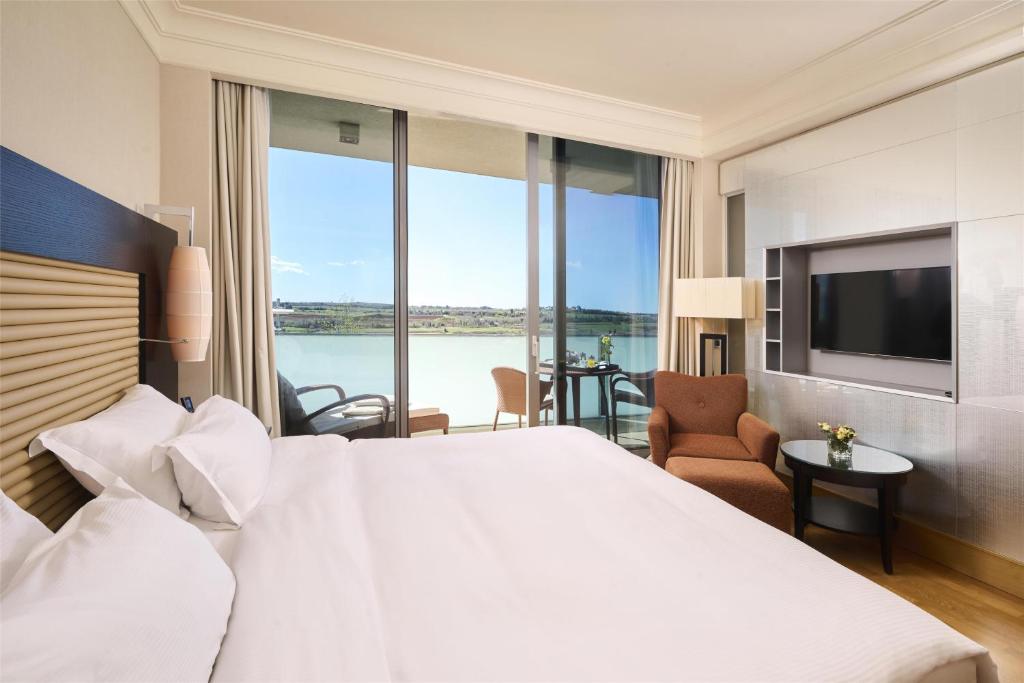 Postel nebo postele na pokoji v ubytování Kempinski Hotel Adriatic Istria Croatia