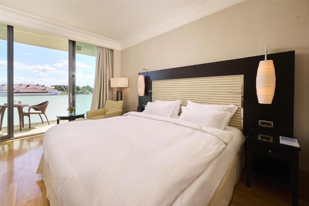 Postel nebo postele na pokoji v ubytování Kempinski Hotel Adriatic Istria Croatia
