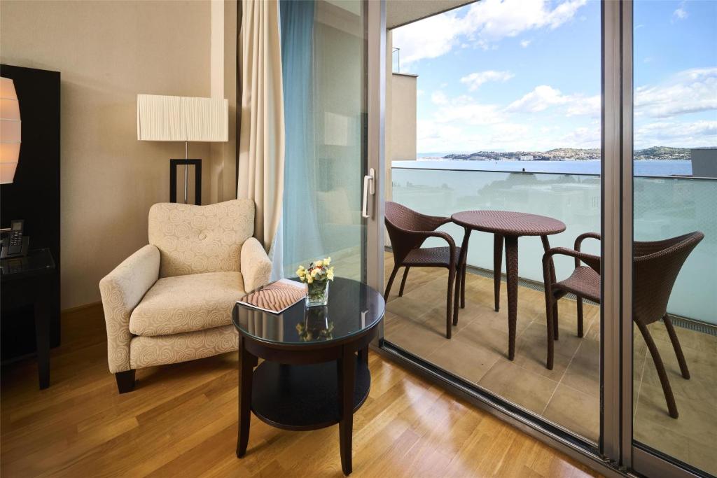 Výhled na řeku, která protéká v blízkosti hotelu