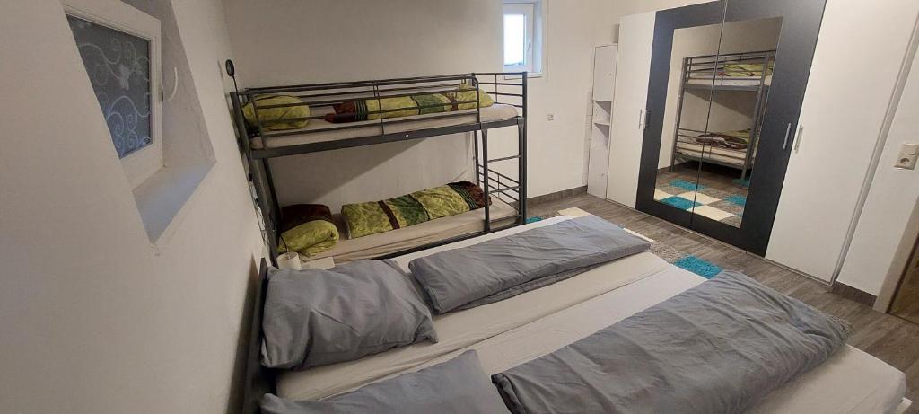 Postel nebo postele na pokoji v ubytování Ferienwohnung Aloysia am Saarlandradweg