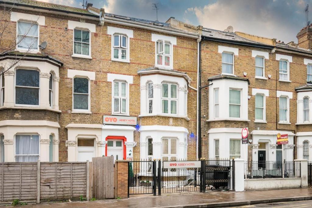 ロンドンにあるAbbey Hotelの塀が前に建つ大きなレンガ造り