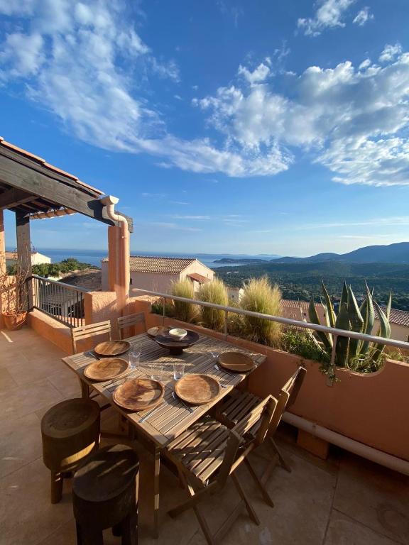 une table et des chaises sur un balcon avec vue dans l'établissement Appartement 2 chambres,vue mer,climatisé, à La Croix-Valmer