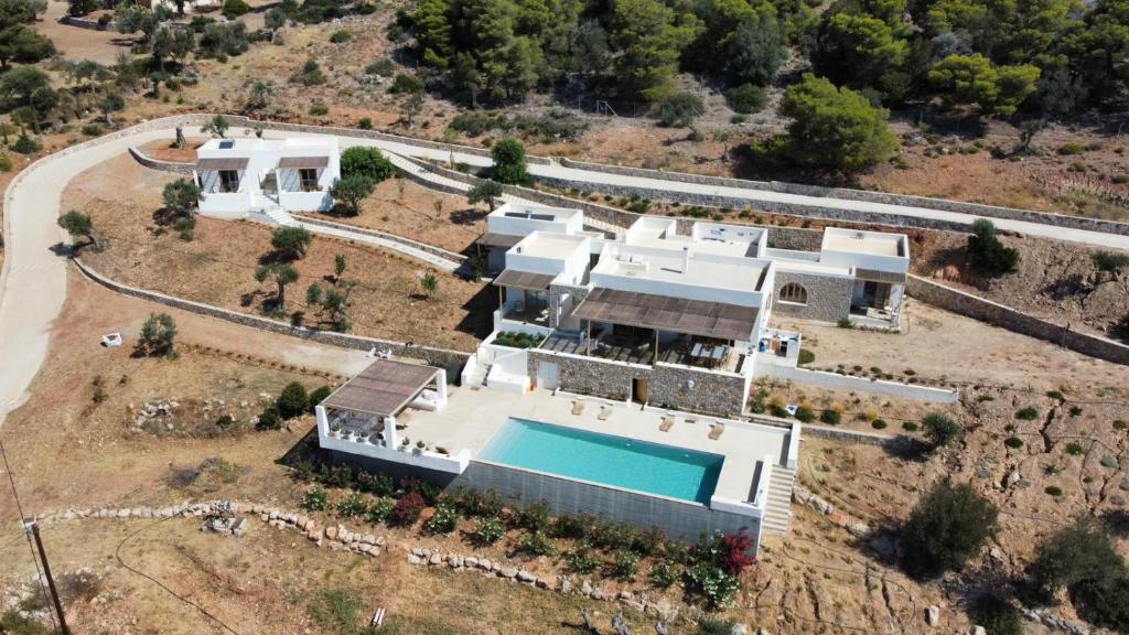 MesochórionにあるVilla Mizaのプール付きの家の航空写真
