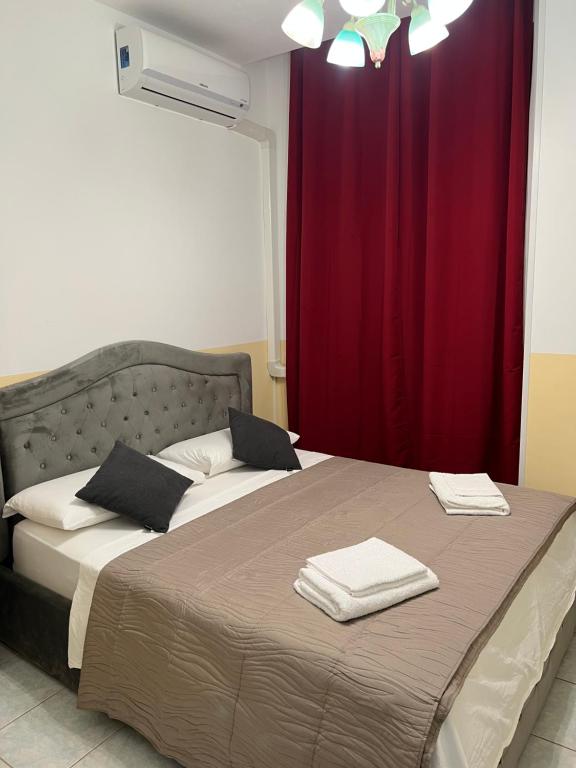 SALENTINI APPARTAMENTo في روما: غرفة نوم بسرير وستارة حمراء