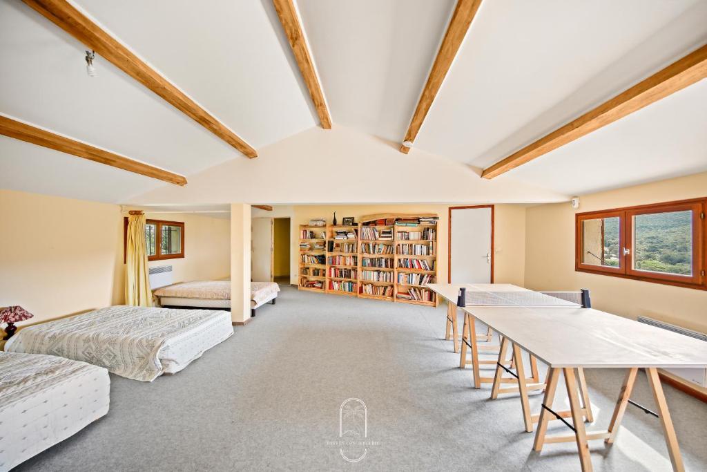 une chambre avec deux lits et une table dans l'établissement Villa les arbouses le Pradet, au Pradet