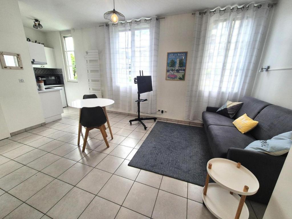 un salon avec un canapé et une table dans l'établissement Résidence Le Murano - Cosy logement au calme ! MAE-1213, à Aix-les-Bains