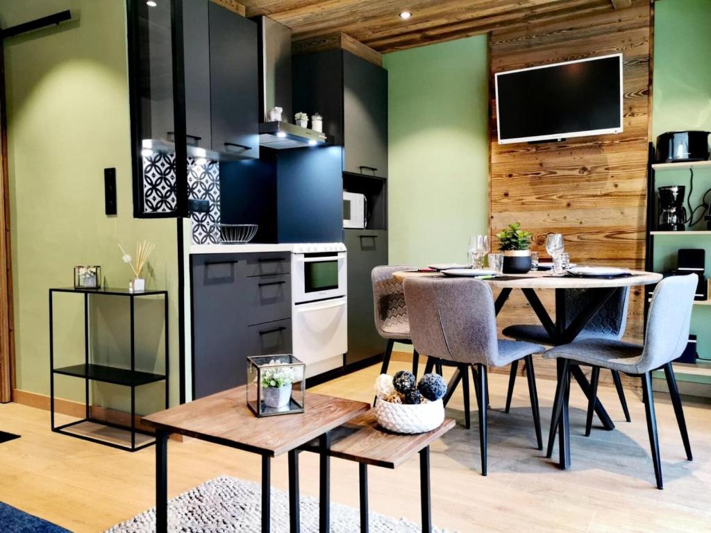 une cuisine et une salle à manger avec une table et des chaises dans l'établissement Résidence Eden Roc I - Très beau studio, rénové et pratique d'utilisation MAE-1303, aux Gets