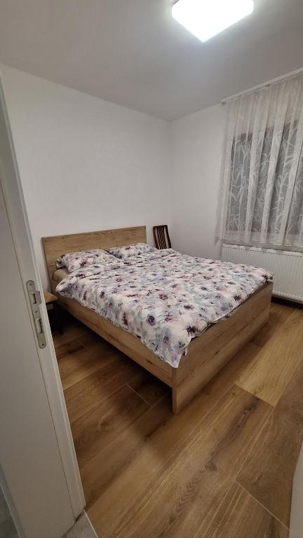 ラクタシにあるVikendica El Paradiso Banjalukaの部屋にベッドがある寝室