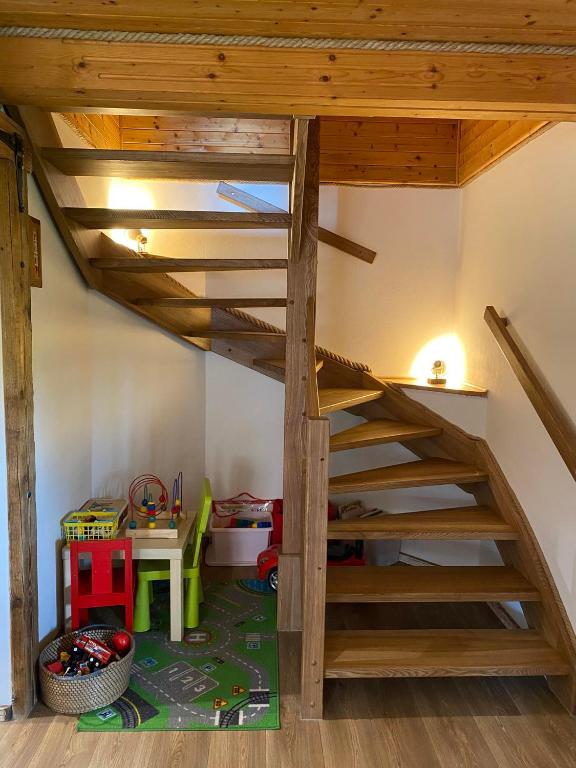 Palanda nebo palandy na pokoji v ubytování Apartmány u Dostálů
