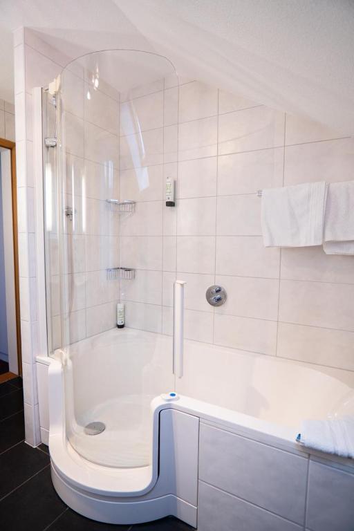 Uma casa de banho em Hotel Derby Interlaken - Action & Relax Hub