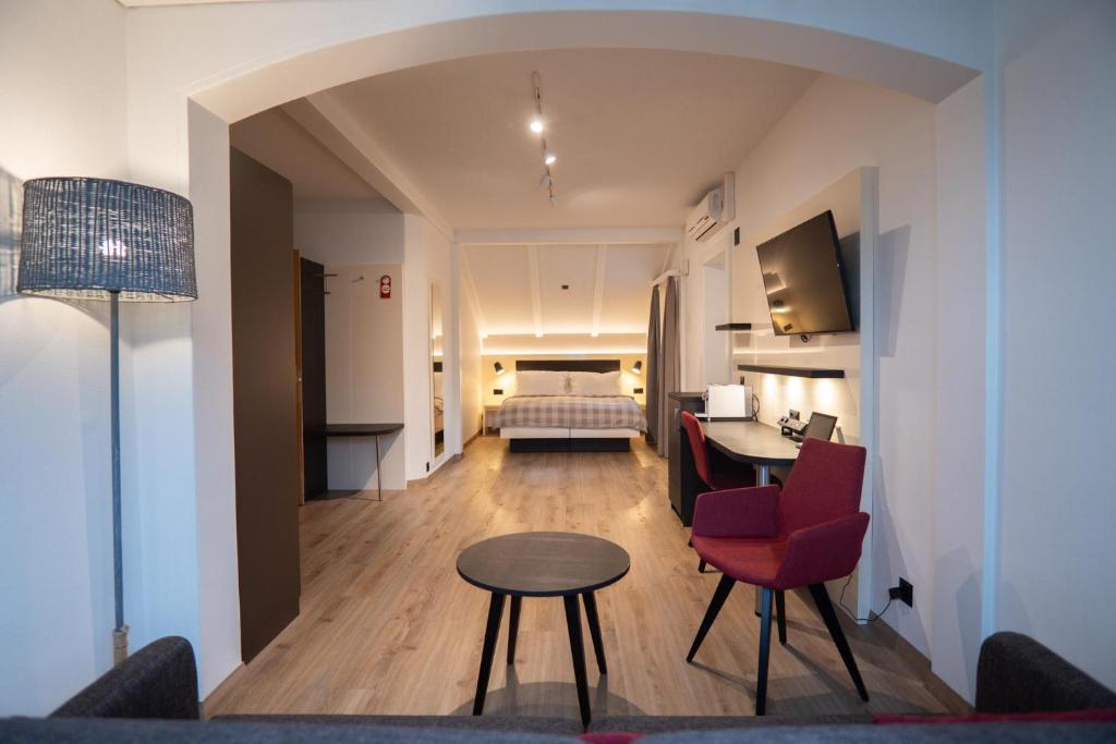 A cozinha ou kitchenette de Hotel Derby Interlaken - Action & Relax Hub