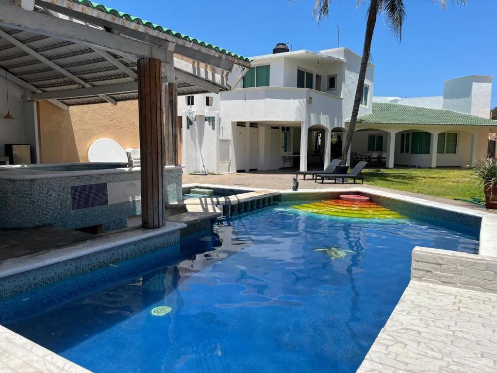 Bazén v ubytování CASA con alberca, súper ubicación. Puerto de Veracruz nebo v jeho okolí