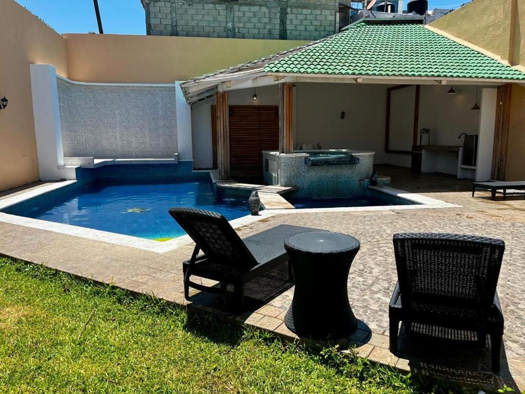 Bazén v ubytování CASA con alberca, súper ubicación. Puerto de Veracruz nebo v jeho okolí