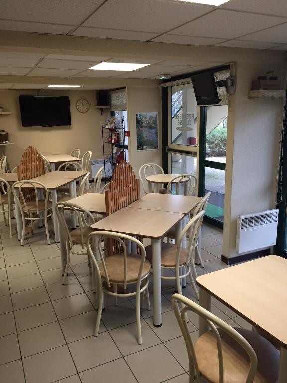 TV a/nebo společenská místnost v ubytování Premiere Classe Orleans Nord - Saran